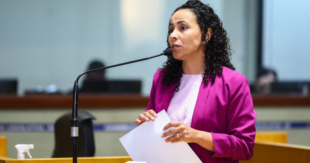 “O Governo do Estado deve explicações à sociedade capixaba”, diz deputada sobre aprovação da “Lei antigênero”