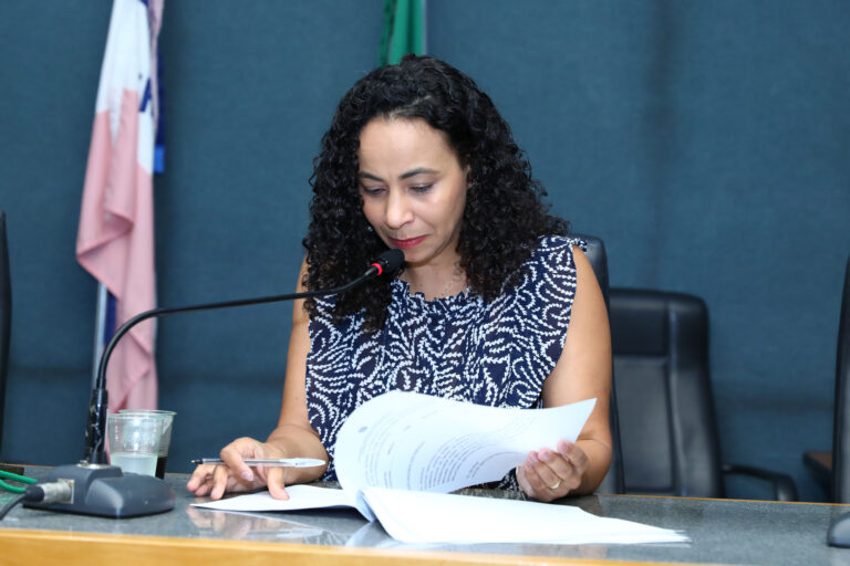 Comissão pede ajuda Itamaraty sobre caso de cineasta capixaba detida nos EUA