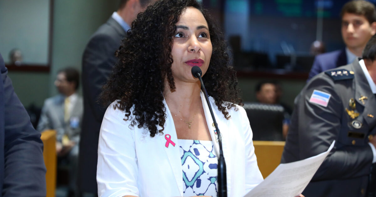 Projeto aprovado na Ales muda nome de escola para homenagear professora