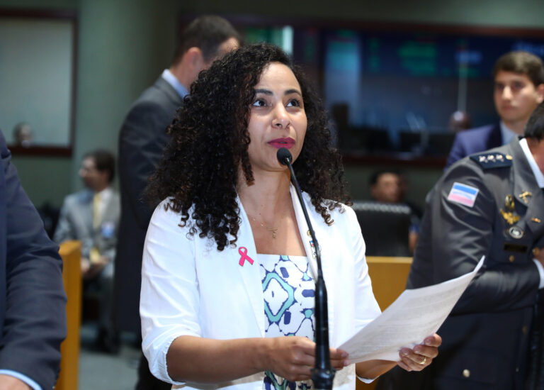 Projeto aprovado na Ales muda nome de escola para homenagear professora
