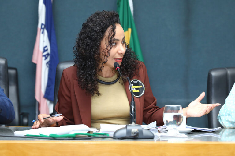 Deputada questiona flexibilização de faltas na rede estadual 