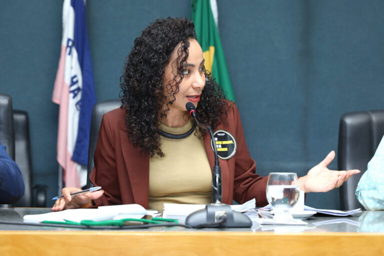 Deputada questiona flexibilização de faltas na rede estadual 