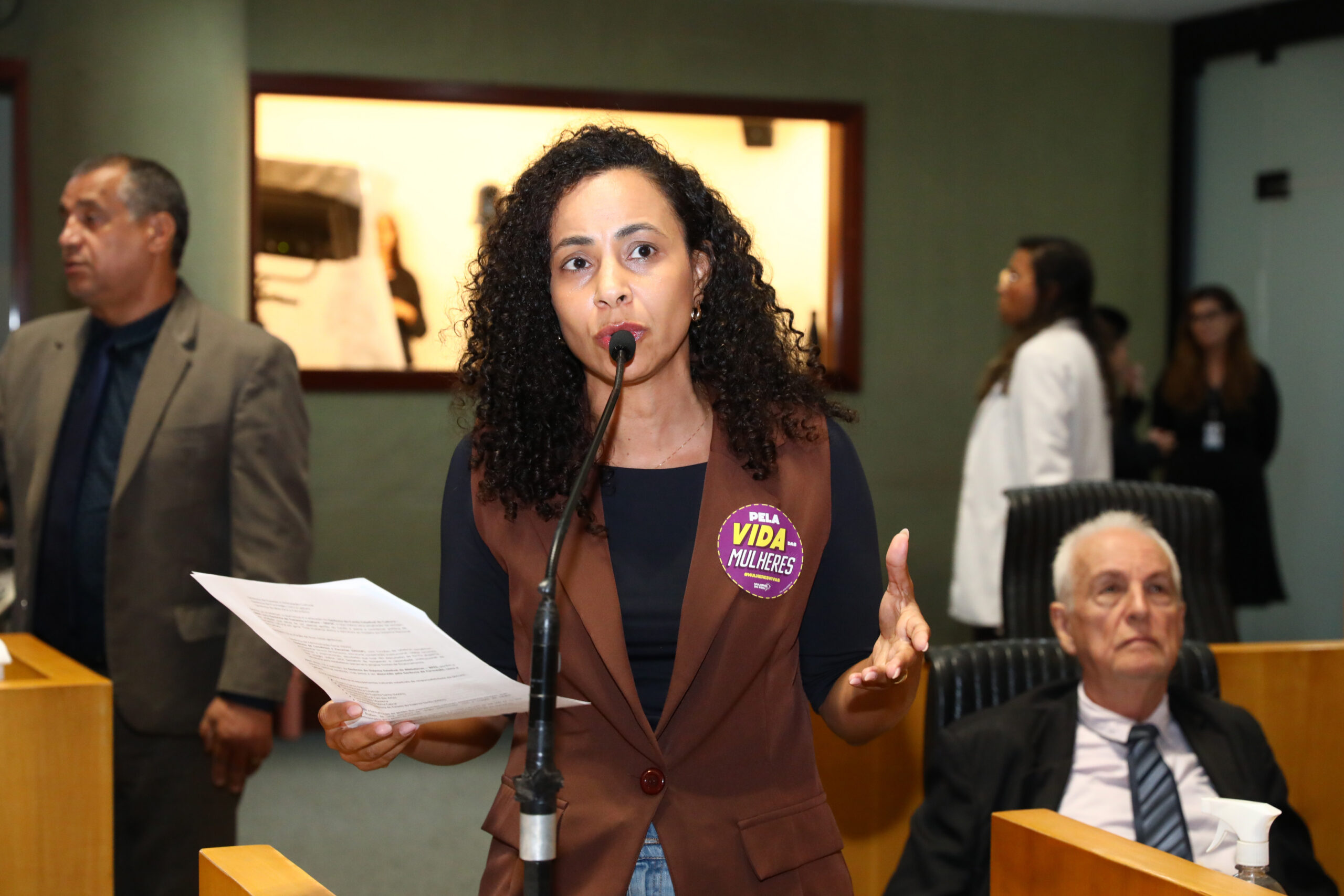 Parlamentar cobra governo sobre falhas em transporte para cadeirantes